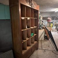Libreria in noce con stemma del regno d’italia