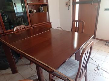 tavolo in legno quadrato
