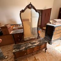 Credenza in legno con specchio