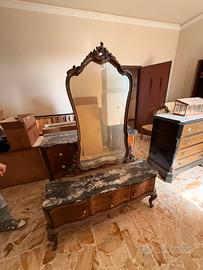 Credenza in legno con specchio