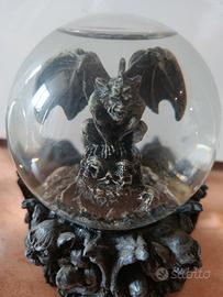 sfera di vetro gotica con drago e gargoyle 