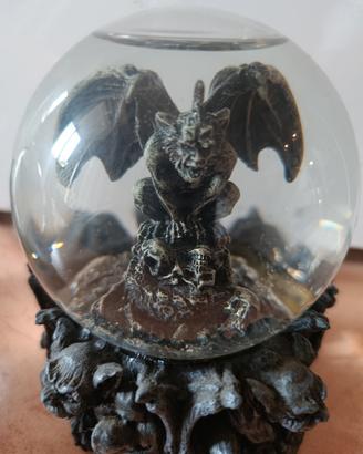 sfera di vetro gotica con drago e gargoyle 