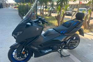 T MAX 560 ICON GREY COME NUOVO ( XADV2025/2026)