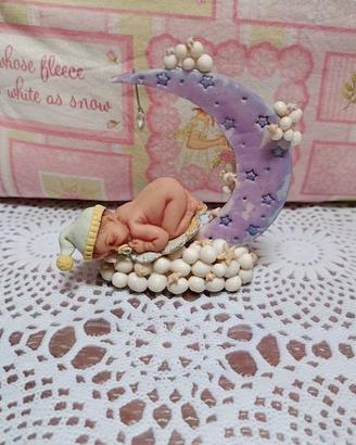 Bimbo neonato su luna in pasta polimerica