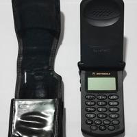 Motorola cellulare StarTAC con custodia anni 90