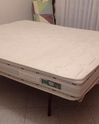 letto matrimoniale ,due reti e materasso 