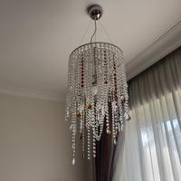 Lampadario moderno con pemdenti di cristallo