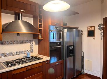 Cucina componibile in legno di ciliegio