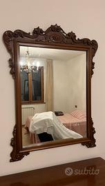 Specchio vintage con cornice in legno intagliato