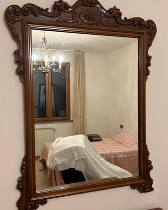 Specchio vintage con cornice in legno intagliato