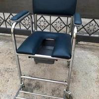 Sedia medica a rotelle per disabili