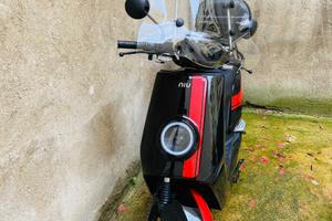 Scooter Niu NQi-GTS Sport nero/rosso
