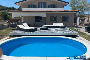 Casa Bifamiliare con Piscina a Campobasso