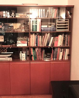 Libreria in noce per casa o ufficio