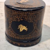 Scatola cinese in lacca nera e oro