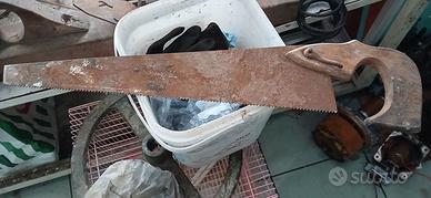 Antica sega a mano con manico in legno.