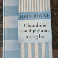 Il bambino con il pigiama a righe