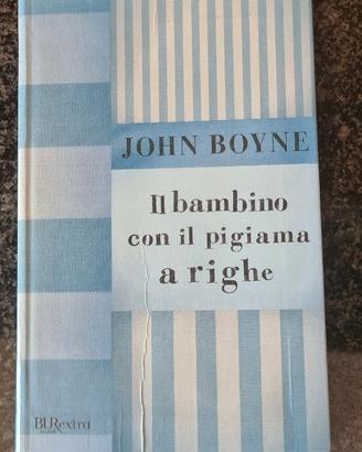 Il bambino con il pigiama a righe