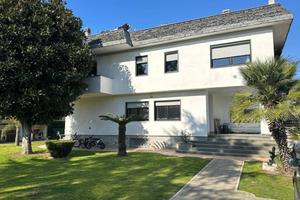 Villa di 658 m² con più di 5 locali a Giugliano in