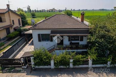 VILLA SINGOLA A TROVO