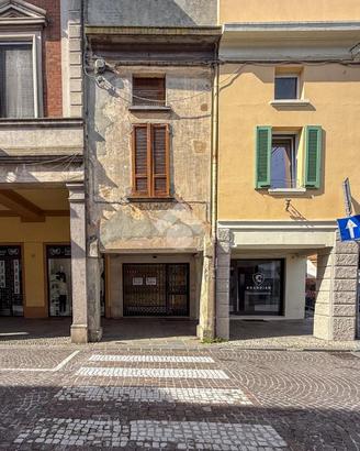 NEGOZIO A CASTELLEONE