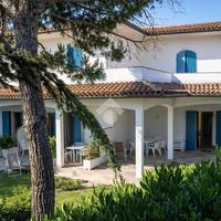 VILLA A SCHIERA A NUMANA