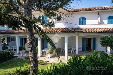 VILLA A SCHIERA A NUMANA