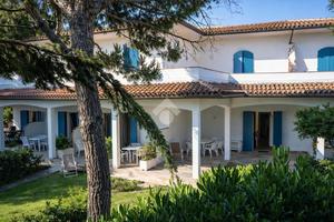 VILLA A SCHIERA A NUMANA