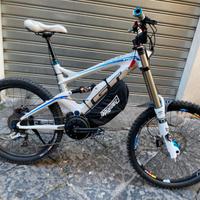 MTB elettrica full carbonio