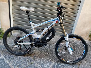 MTB elettrica full carbonio