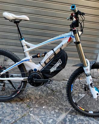 MTB elettrica full carbonio