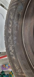 Gomme auto con cerchi 