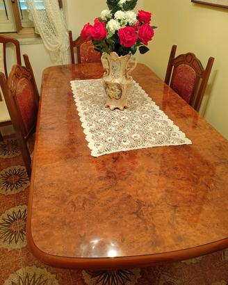 tavolo rettangolare in legno con 4 sedie