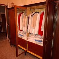 Armadio in legno con 3 scomparti e specchi