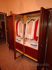 Armadio in legno con 3 scomparti e specchi