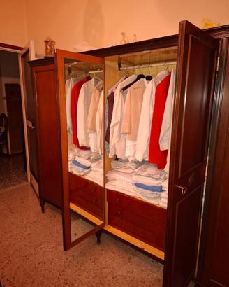 Armadio in legno con 3 scomparti e specchi