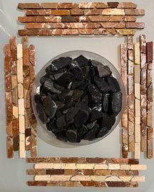 Ciottoli di fiume neri, sfusi ma tagliati.