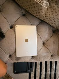 Apple iPad 6ª generazione 9,7” 128 GB + cover
