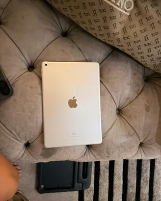 Apple iPad 6ª generazione 9,7” 128 GB + cover