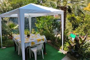 Abitazione di 75 mq. con giardino