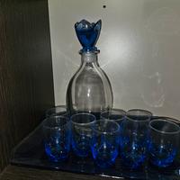 bicchierini e bottiglia fiore