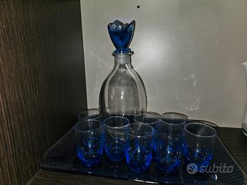 bicchierini e bottiglia fiore