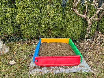 Sabbiera con sabbia e mezzi