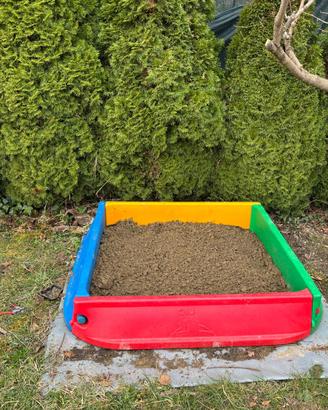 Sabbiera con sabbia e mezzi