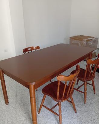 Tavolo con sedie