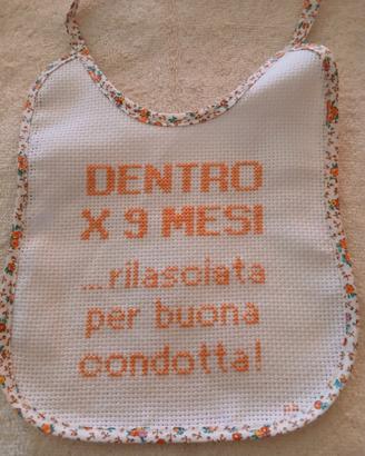 Bavaglia ricamata per bambine