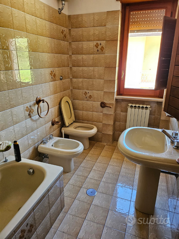 Locale composto da 3 camere 2 bagni cucina e sala