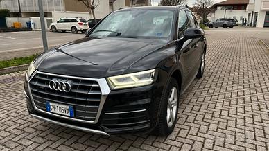 AUDI Q5 35 TDI quattro s-tronic sport business