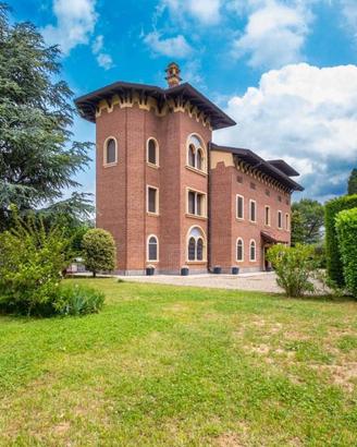 Villa di 850 m² con più di 5 locali e box auto a V