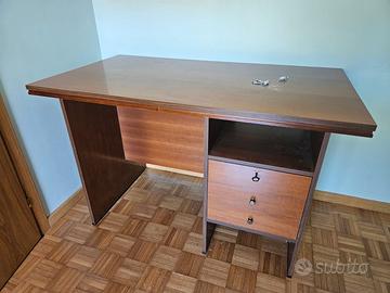 Scrivania vintage anni '60/'70 in legno con casset
